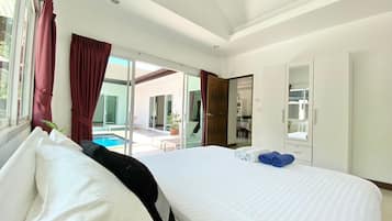 Family Villa, 4 Bedrooms, Private Pool, Mountain View | 4 bedrooms, pillowtop beds, in-room safe, desk