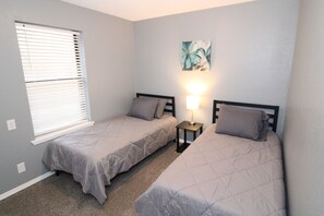 3 habitaciones, escritorio, tabla de planchar con plancha y wifi gratis