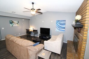 Smart TV, chimenea y videojuegos