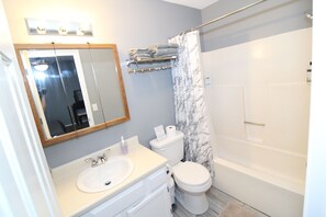 Ensemble douche/baignoire, sèche-cheveux, serviettes fournies