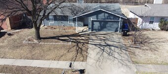 Broken Arrow home minutes from Tulsa & shopping with large fenced backyard