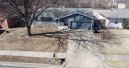 Broken Arrow home minutes from Tulsa & shopping with large fenced backyard