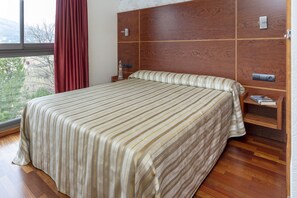 3 bedrooms, in-room safe, free WiFi, bed sheets