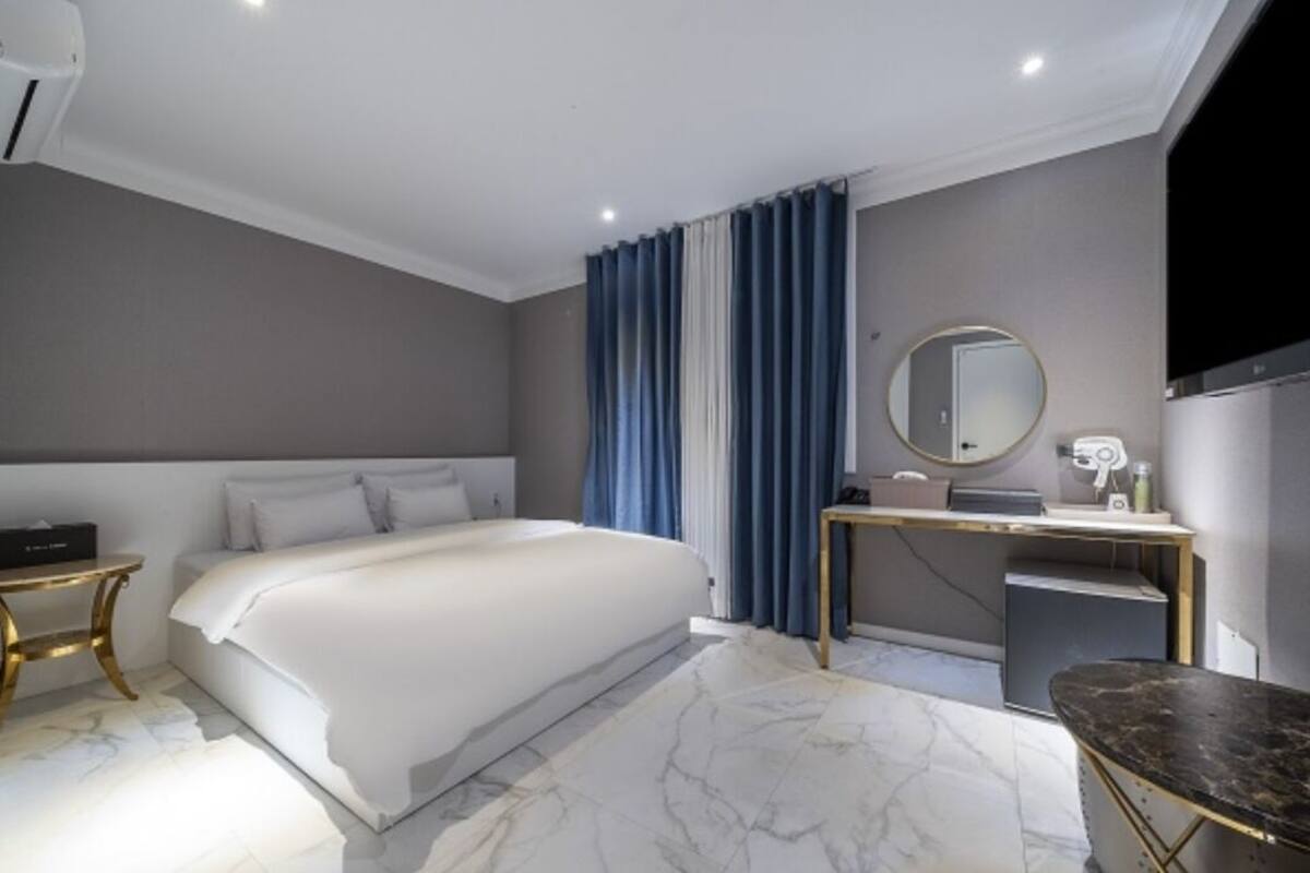 高級寢具、羽絨被、Tempur-Pedic 床墊、筆電工作空間