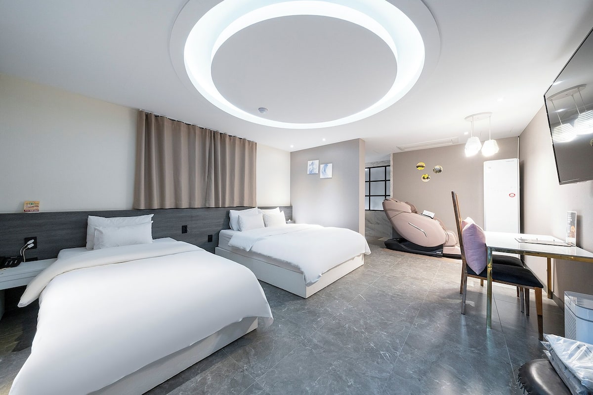 尊榮雙床房 | 高級寢具、羽絨被、Tempur-Pedic 床墊、筆電工作空間