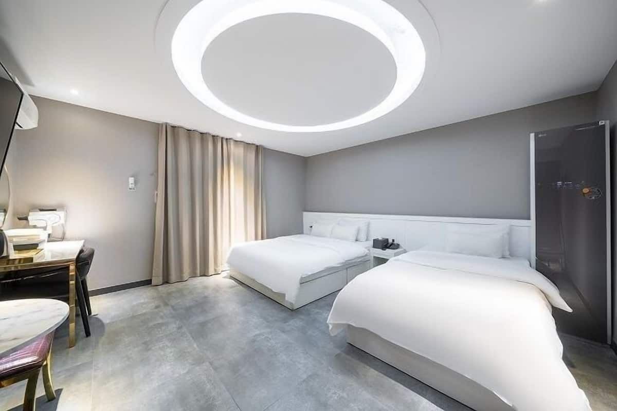 高級雙床房 | 高級寢具、羽絨被、Tempur-Pedic 床墊、筆電工作空間