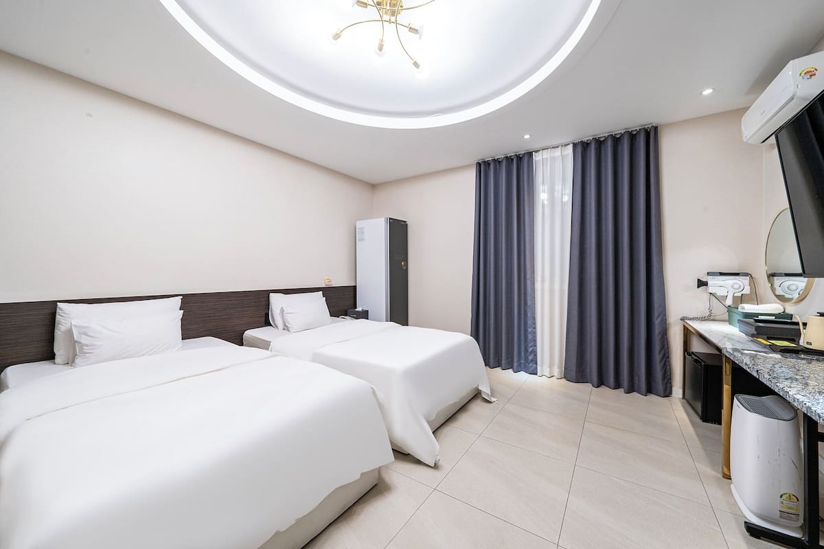 高級雙床房 (2 Super Single Beds) | 高級寢具、羽絨被、Tempur-Pedic 床墊、筆電工作空間