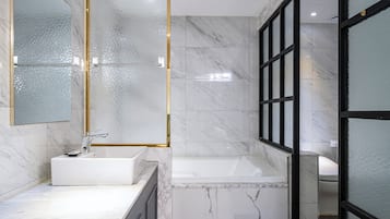 Premium Twin Room (2 Super Single Beds) | Bathroom | Combined shower/tub, hair dryer, bathrobes, slippers
