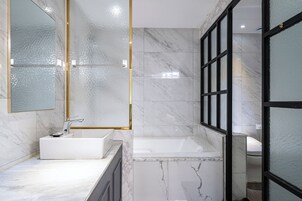 Habitación Premium con 2 camas individuales (2 Super Single Beds) | Baño | Ducha y bañera combinadas, secador de pelo, albornoces y zapatillas