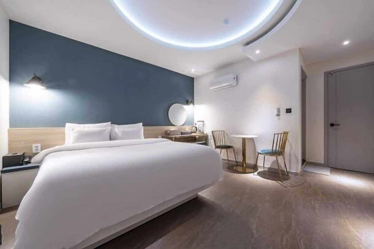 豪華雙人房 | 高級寢具、羽絨被、Tempur-Pedic 床墊、筆電工作空間