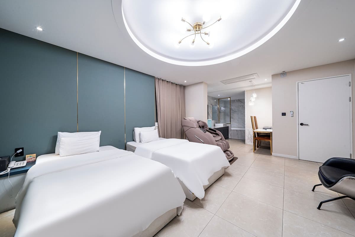 尊榮雙床房 (2 Super Single Beds) | 高級寢具、羽絨被、Tempur-Pedic 床墊、筆電工作空間