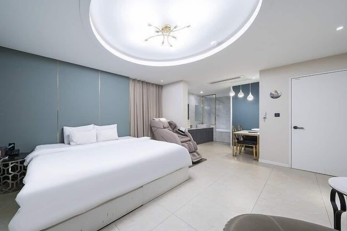 尊榮雙人房 | 高級寢具、羽絨被、Tempur-Pedic 床墊、筆電工作空間