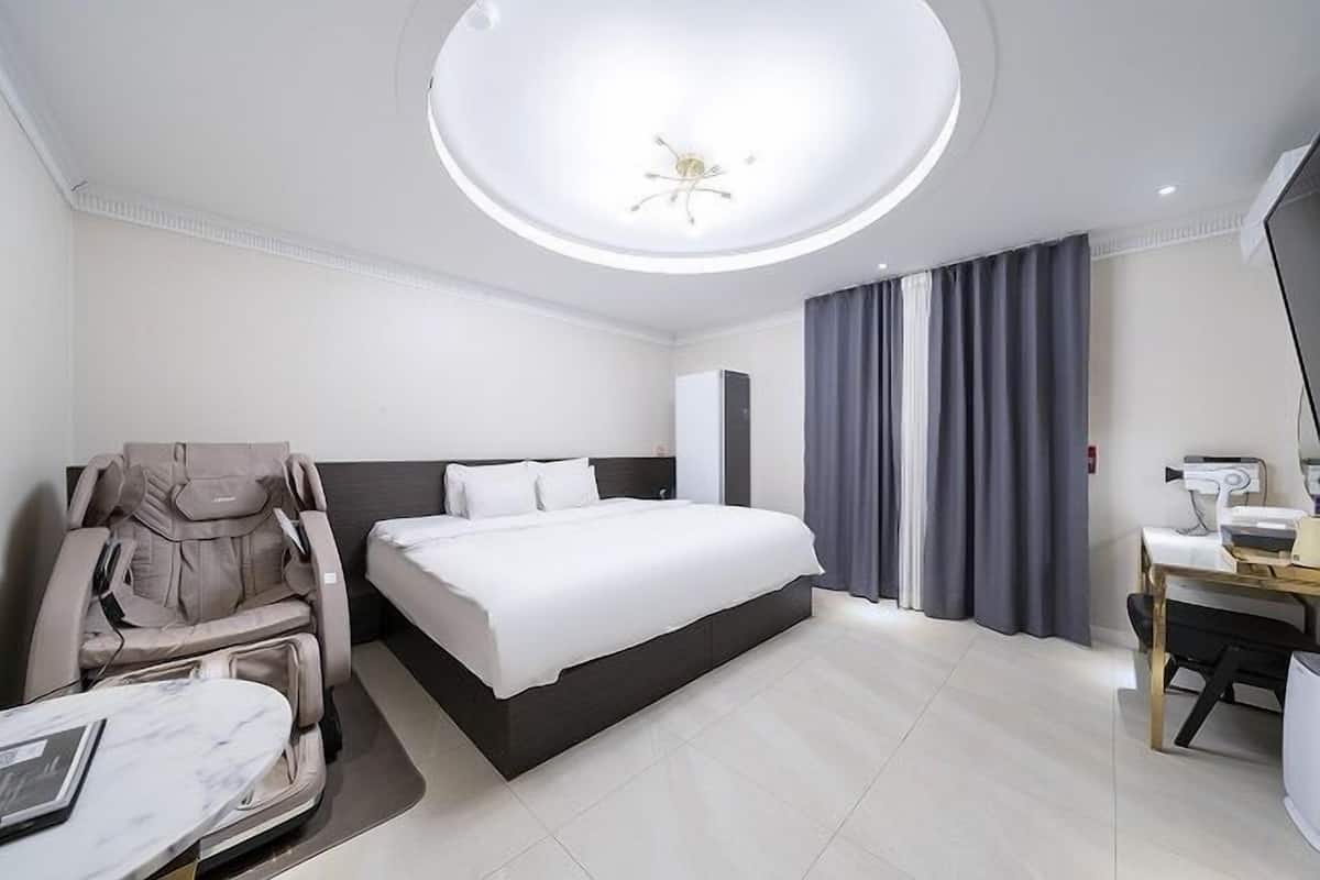高級雙人房 | 高級寢具、羽絨被、Tempur-Pedic 床墊、筆電工作空間