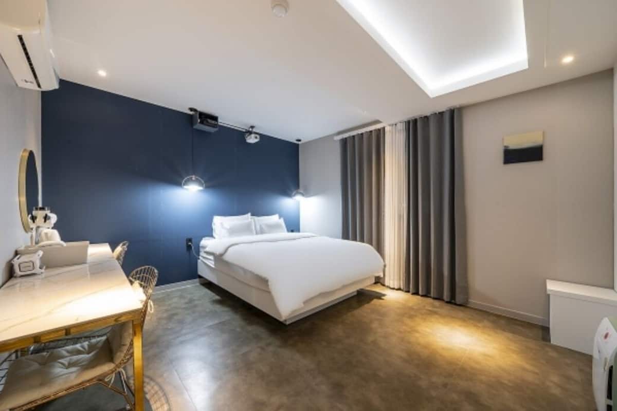Monolocale Deluxe | Biancheria da letto di alta qualità, copriletto in piuma
