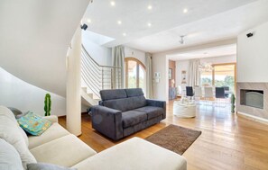 Smart-tv, videospil, dvd-afspiller, bøger