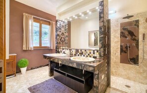 Douche, séchoir à cheveux, bidet, serviettes fournies