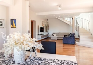 Smart TV, caminetto, videogiochi, lettore DVD