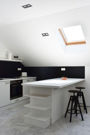 Appartement (Three Bedroom Apartment - Balcony and) | Cuisine privée | Réfrigérateur