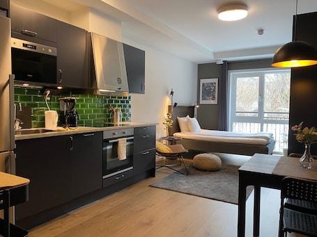 Superior Single Room | Laptop workspace, soundproofing, iron/ironing board, free WiFi