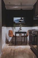 Espacio para trabajar con laptop y sistema de insonorización 