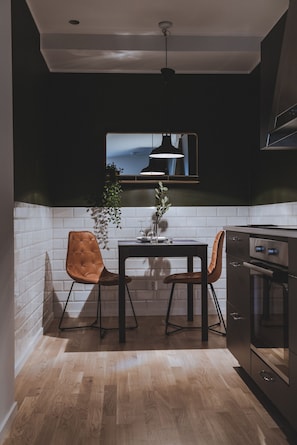 Ruang kerja ramah laptop, kedap suara, dan setrika/meja setrika