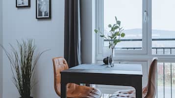 Business Studio | Laptop workspace, soundproofing, iron/ironing board, free WiFi