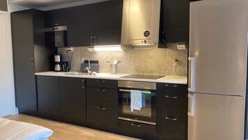 Full-size fridge, microwave, oven, stovetop