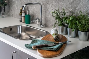 Refrigerador con freezer, microondas, horno, placa de cocina