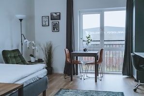 1 Schlafzimmer, laptopgeeigneter Arbeitsplatz, schallisolierte Zimmer