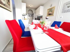 อพาร์ทเมนท์ (Two Bedroom Apartment with Balcony) | บริการอาหารในห้องพัก