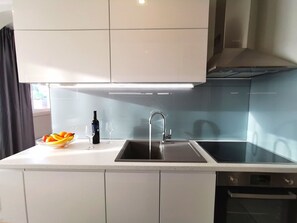 อพาร์ทเมนท์ (Two Bedroom Apartment with Balcony) | ครัวส่วนตัว | ตู้เย็น
