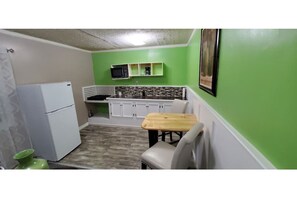 Réfrigérateur, micro-ondes, cafetière/bouilloire, grille-pain