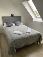 Espacio para trabajar con laptop y wifi gratis 