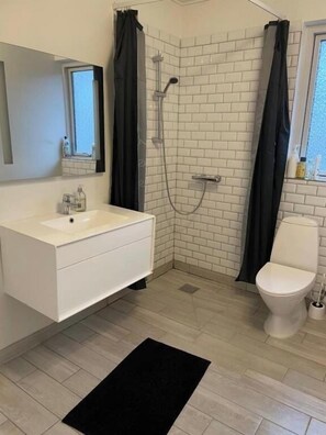 Anneks 2 | Salle de bain | Baignoire, séchoir à cheveux, plancher chauffant (salle de bain)