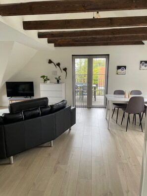 Søkig | Living area | 38-inch flat-screen TV with digital channels, TV, heated floors - Hilmor's Lejligheder (Viborg)
