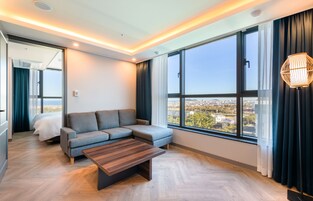 Suite 2 Bedrooms Ocean Panorama View | Living area
