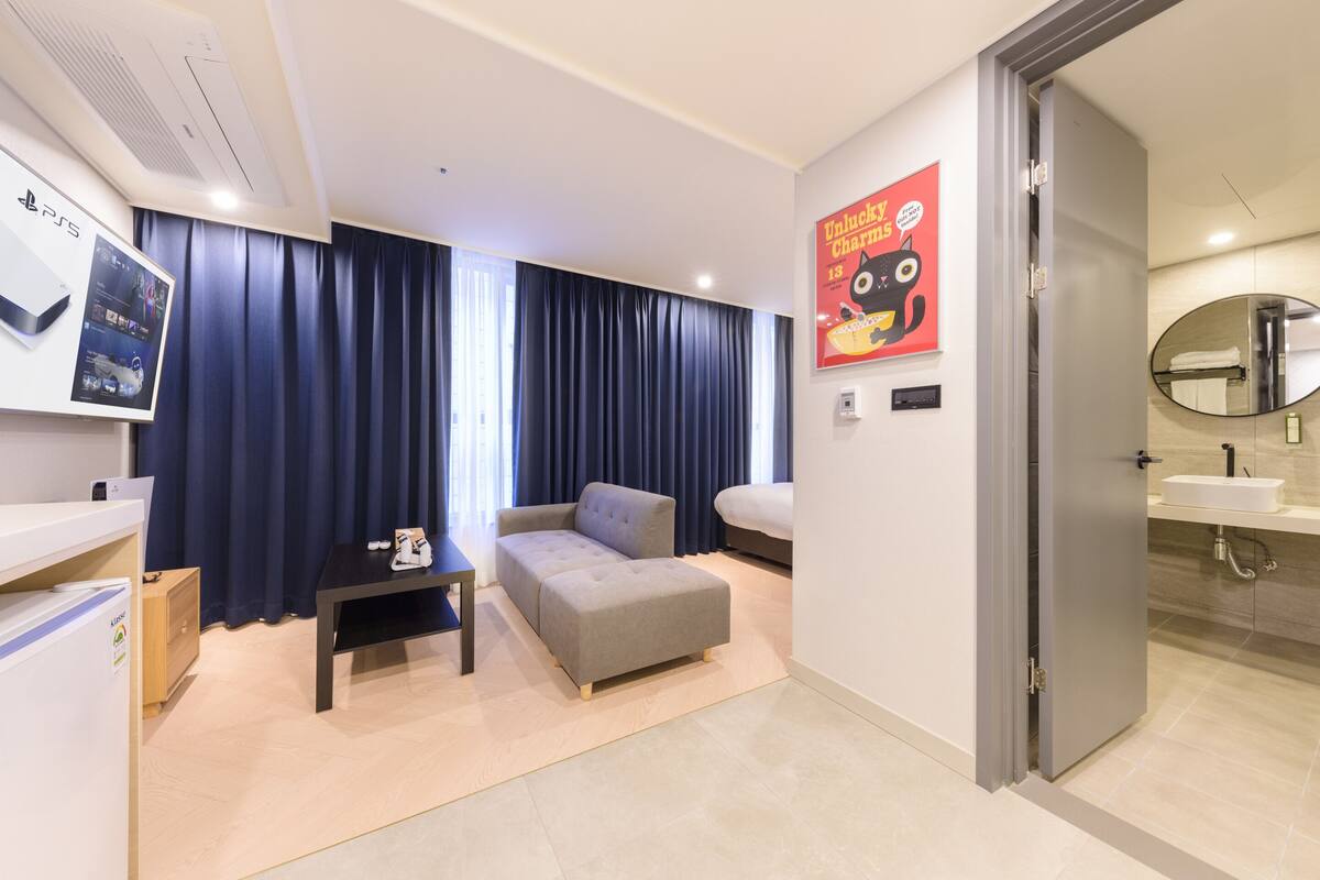PlayStation 5 Queen Room (No View) | Gebar bulu kapas, bar mini, peti besi dalam bilik 