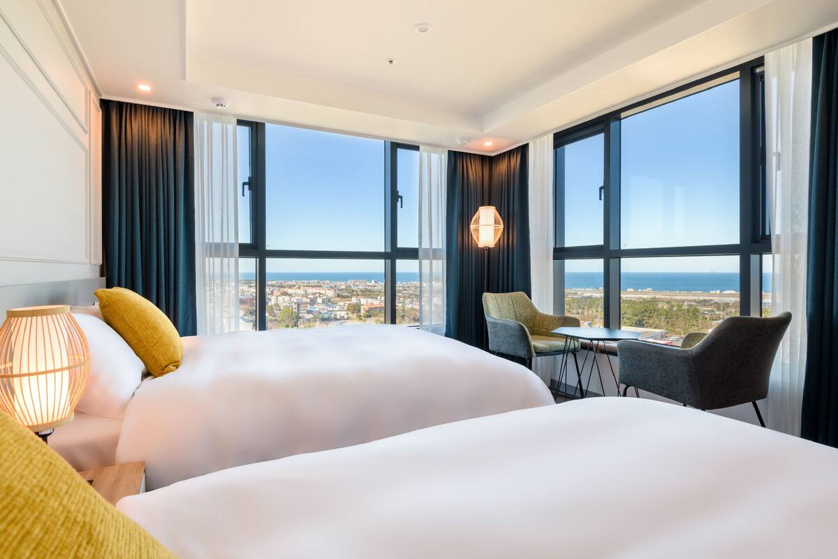 Deluxe Family Twin Ocean Front View | Gebar bulu kapas, bar mini, peti besi dalam bilik 