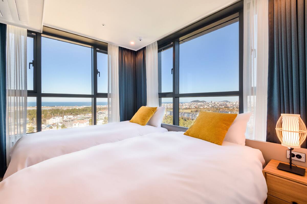 Suite 2 Bedrooms Ocean Panorama View | Gebar bulu kapas, bar mini, peti besi dalam bilik 