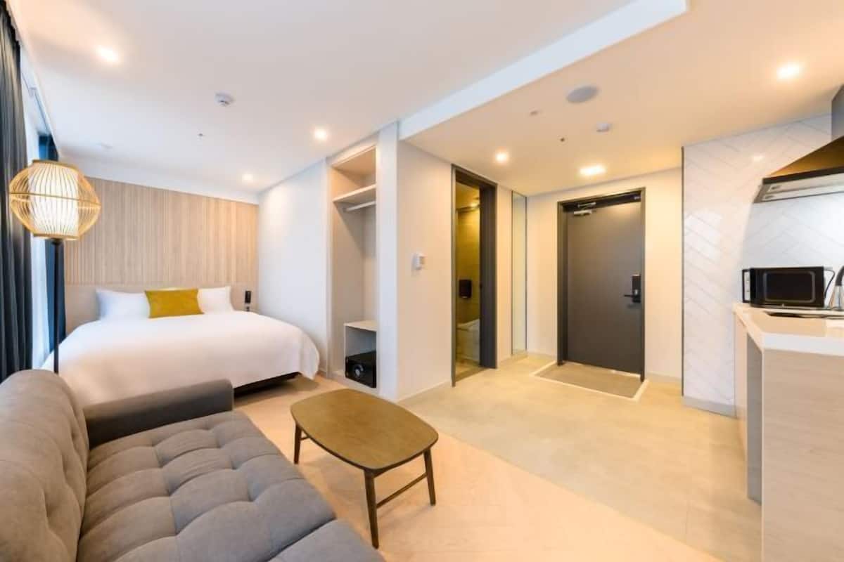 Cubrecamas, minibar y caja de seguridad en la habitación