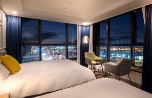 Deluxe Family Twin Ocean Front View | Edredón, minibar y caja de seguridad en la habitación 