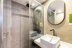 Deluxe Family Twin Ocean Front View | Bathroom | Shower, rainfall showerhead, hair dryer, bathrobes - Ventimo Hotel & Residence Jeju (Jeju City)