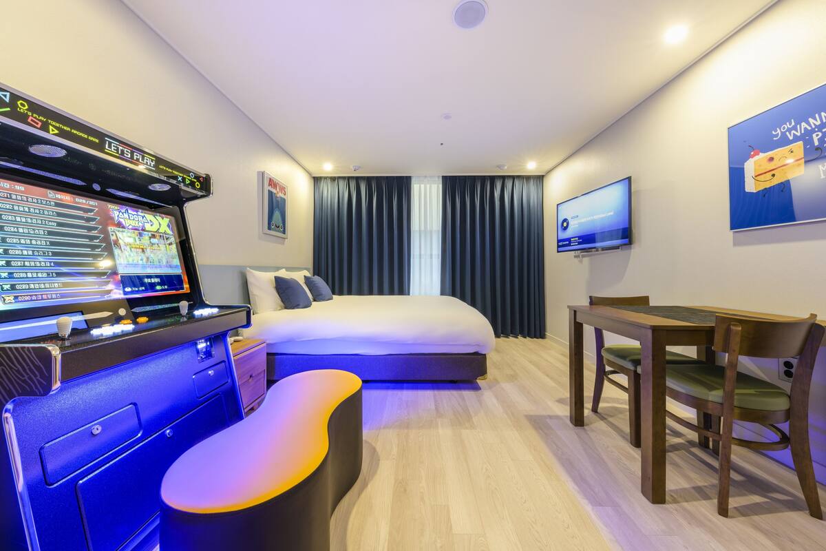 Play Queen Room (No View) | Gebar bulu kapas, bar mini, peti besi dalam bilik 