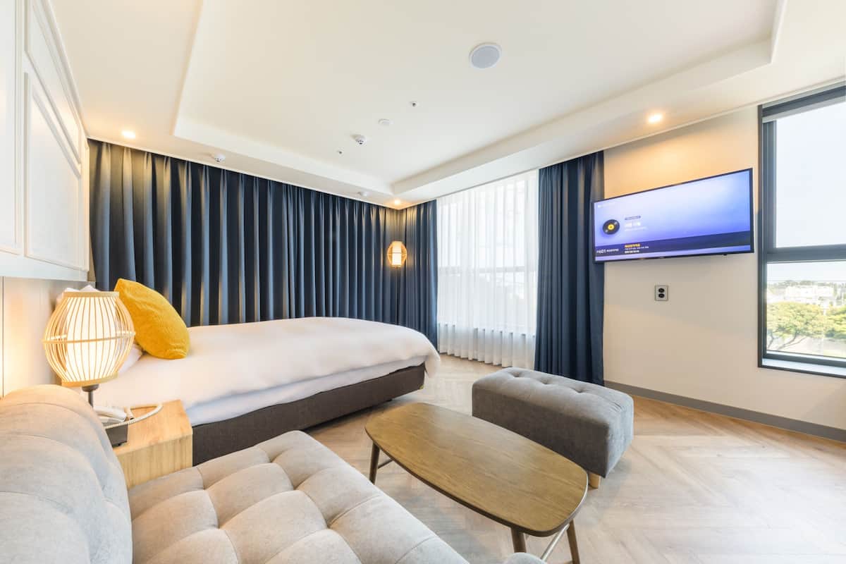 Cubrecamas, minibar y caja de seguridad en la habitación