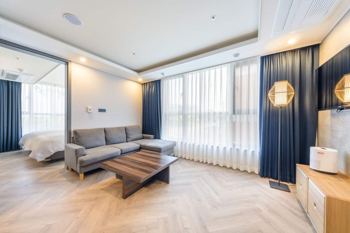 Suite 2 Bedrooms City View | Gebar bulu kapas, bar mini, peti besi dalam bilik 