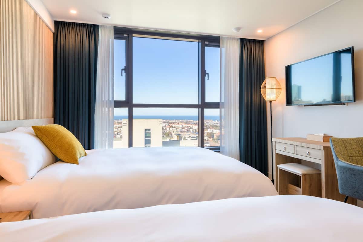 Cubrecamas, minibar y caja de seguridad en la habitación