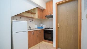 Apartment (One Bedroom Apartment with Terrace) | Eigene Küche | Kühlschrank, Herdplatte, Wasserkocher mit Kaffee-/Teezubehör