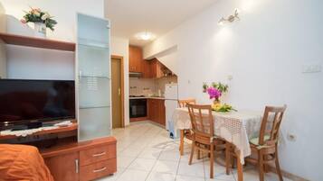 Apartment (Standard One Bedroom Apartment) | Wohnzimmer | Flachbildfernseher