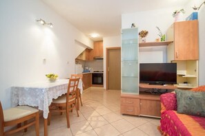 Apartamento (One Bedroom Apartment with Terrace) | Sala de estar | TV de tela plana