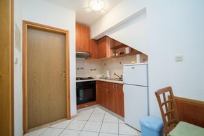 Apartament (Standard One Bedroom Apartment) | Cuina privada | Frigorífic, placa de cuina i cafetera i tetera